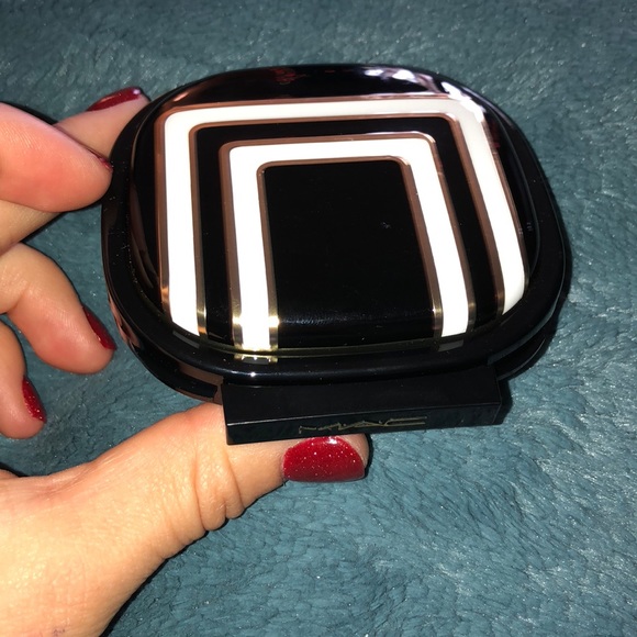 MAC stroke of midnight Smokey eyeshadow palette - Picture 3 of 3